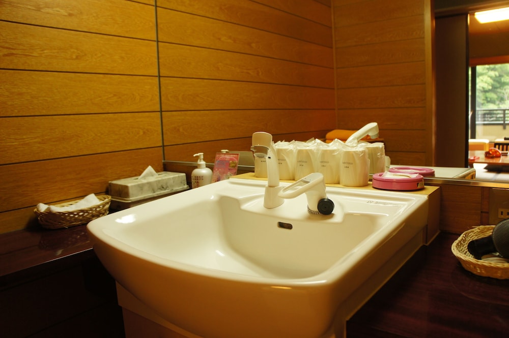 Washitsu10 (Room Only, Onsen Pass Included) バスルームのシンク0 | 川口屋城崎リバーサイドホテル