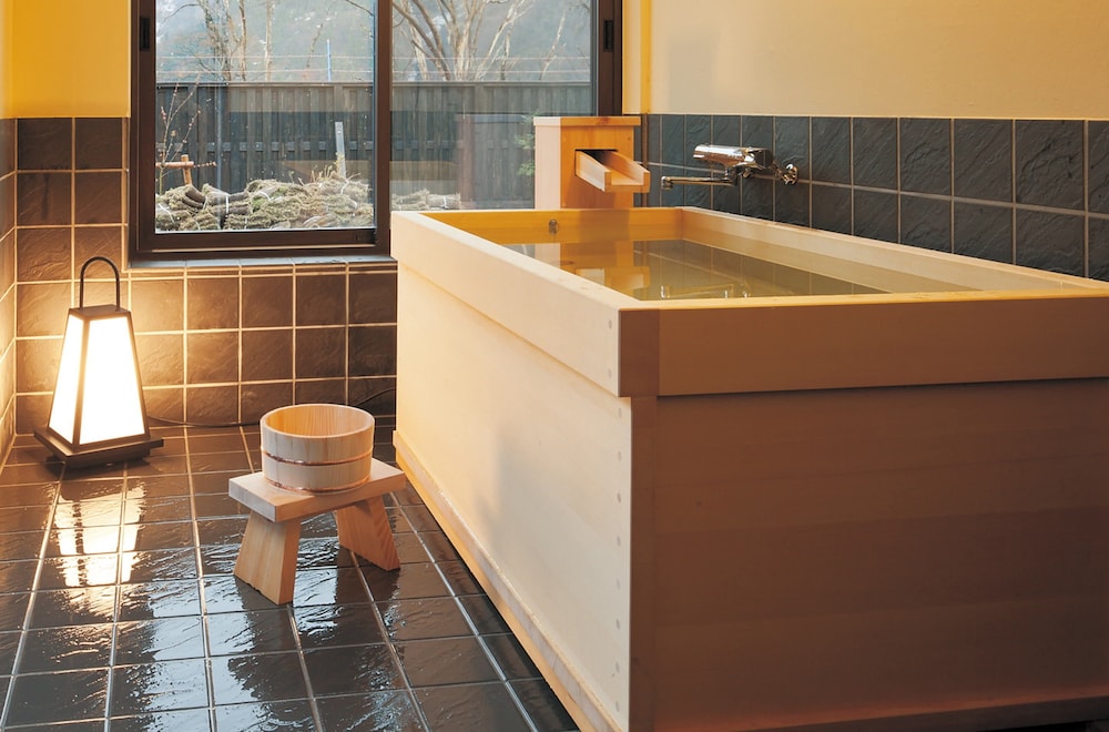 露天風呂付き離れ洋室(A-2タイプ) 深めの浴槽0 | ホテル森の風立山