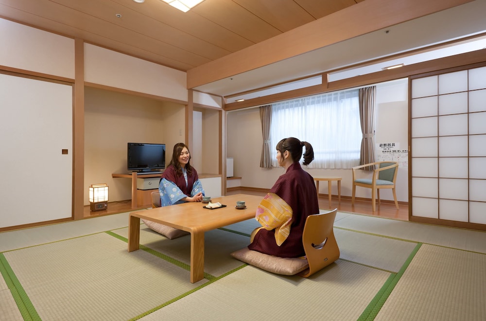 本館和室 禁煙 客室内のダイニングエリア0 | ホテル森の風立山