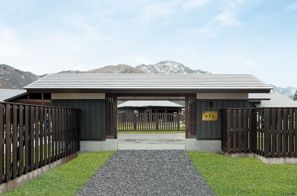 露天風呂付き離れ洋室(A-1タイプ) 客室1 | ホテル森の風立山