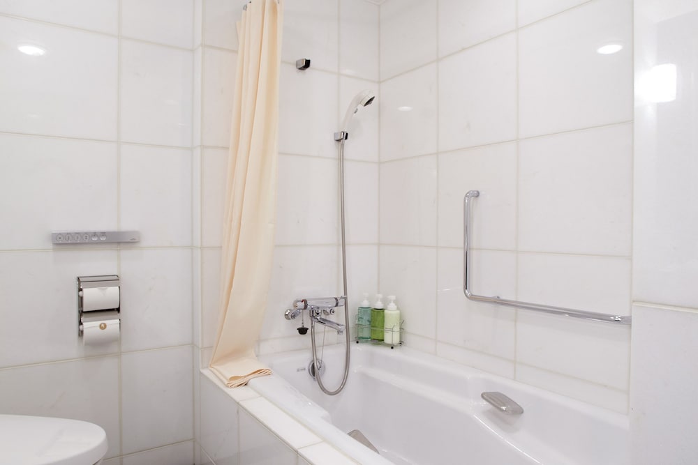 スタンダード ツインルーム 喫煙可 (20歳未満利用不可) バスルーム0 | 西鉄グランドホテル