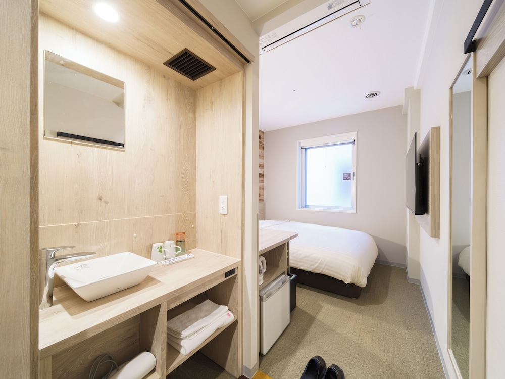 ダブルルームルーム広め(シャワーブース※浴槽ナシ) 禁煙 (客室清掃なし) 客室2 | スーパーホテル京都・四条河原町