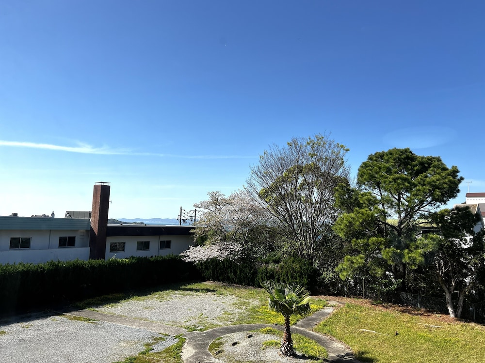 [禁煙2階] [リニューアル洋室] ラージツイン (バスなし) 客室2 | アレーズド・バレ　ＳＨＩＲＡＨＡＭＡ