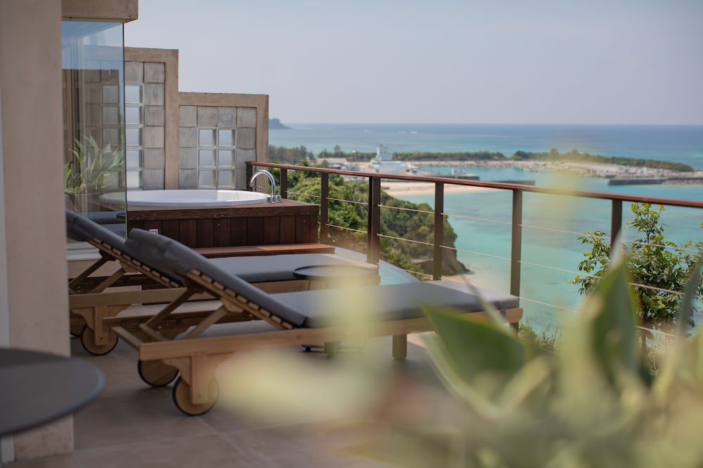 プレミアム ヴィラ (プライベートサウナ付き) 禁煙 バルコニー1 | KAYATSUMA OKINAWA HOTEL & RESORT