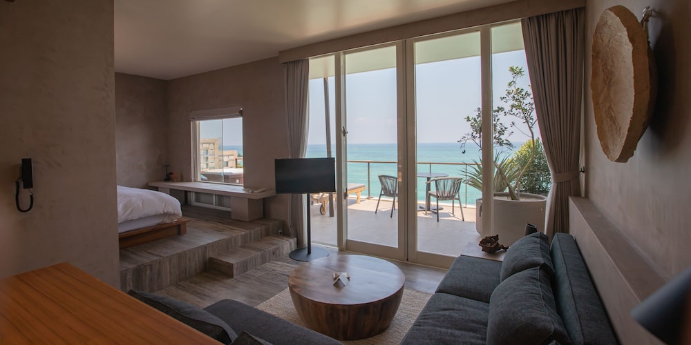 スタンダードヴィラ 禁煙 リビングルーム1 | KAYATSUMA OKINAWA HOTEL & RESORT