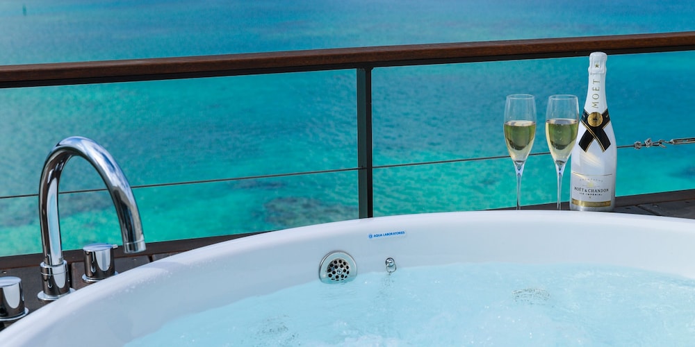 ラグジュアリー ルーム 禁煙 バスルーム0 | KAYATSUMA OKINAWA HOTEL & RESORT