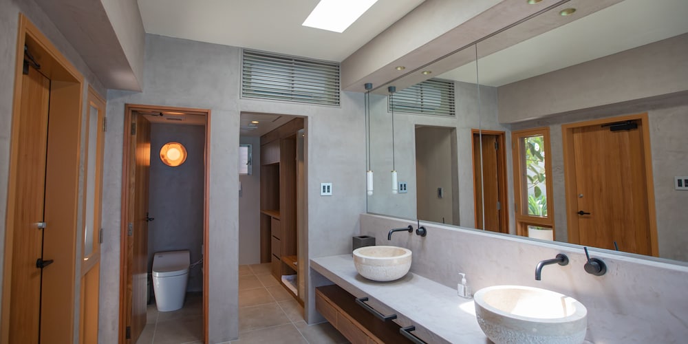 スタンダードヴィラ 禁煙 バスルームのシンク1 | KAYATSUMA OKINAWA HOTEL & RESORT