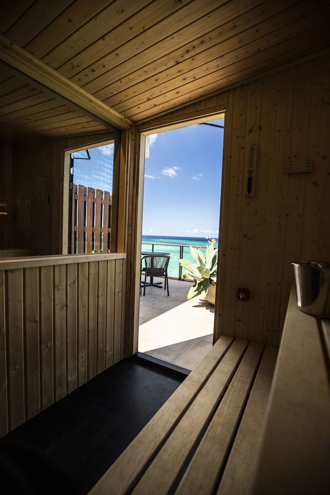 プレミアム ヴィラ (プライベートサウナ付き) 禁煙 バスルームの設備1 | KAYATSUMA OKINAWA HOTEL & RESORT