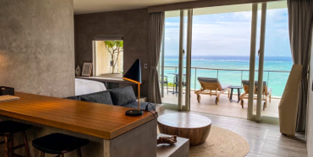 ラグジュアリー ルーム 禁煙 リビングルーム0 | KAYATSUMA OKINAWA HOTEL & RESORT