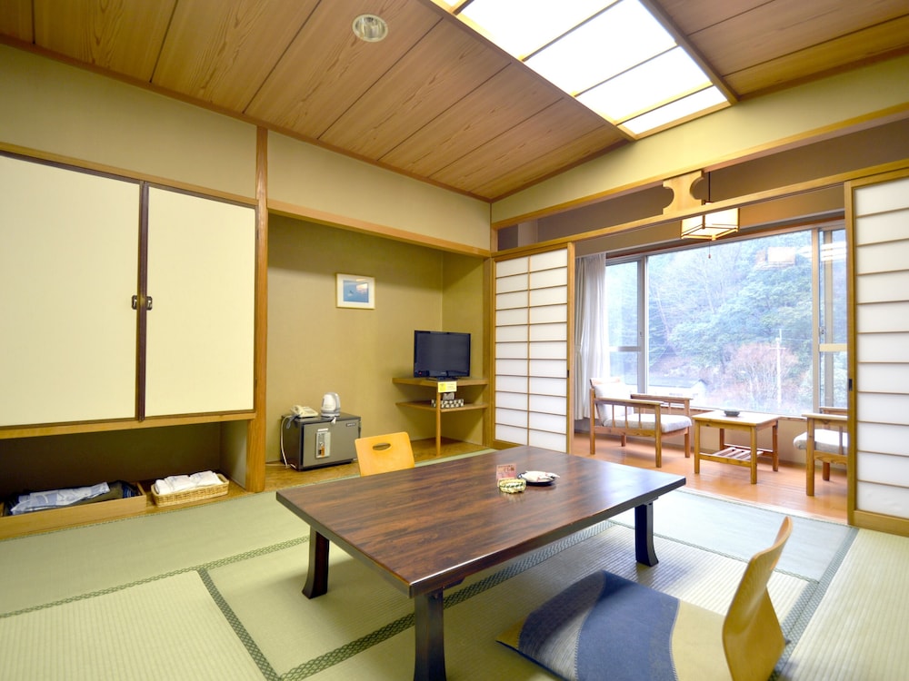 川側 和室 8畳 客室1 | 新樺川観光ホテル