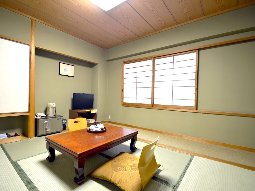 山側 和室 6畳 客室1 | 新樺川観光ホテル