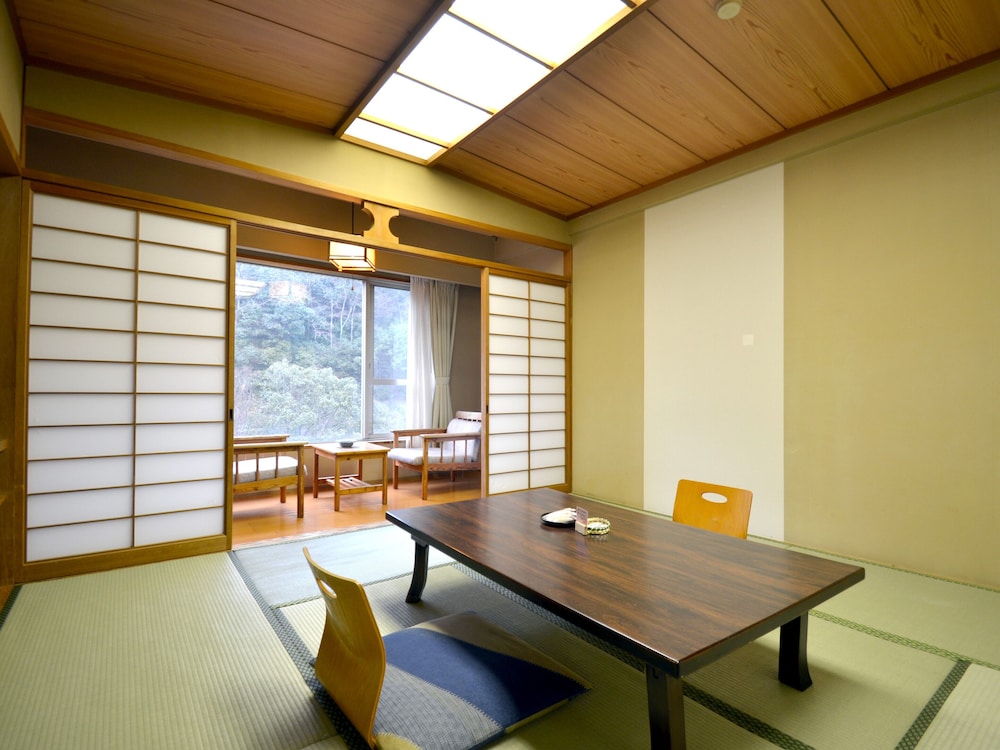 川側 和室 8畳 客室2 | 新樺川観光ホテル