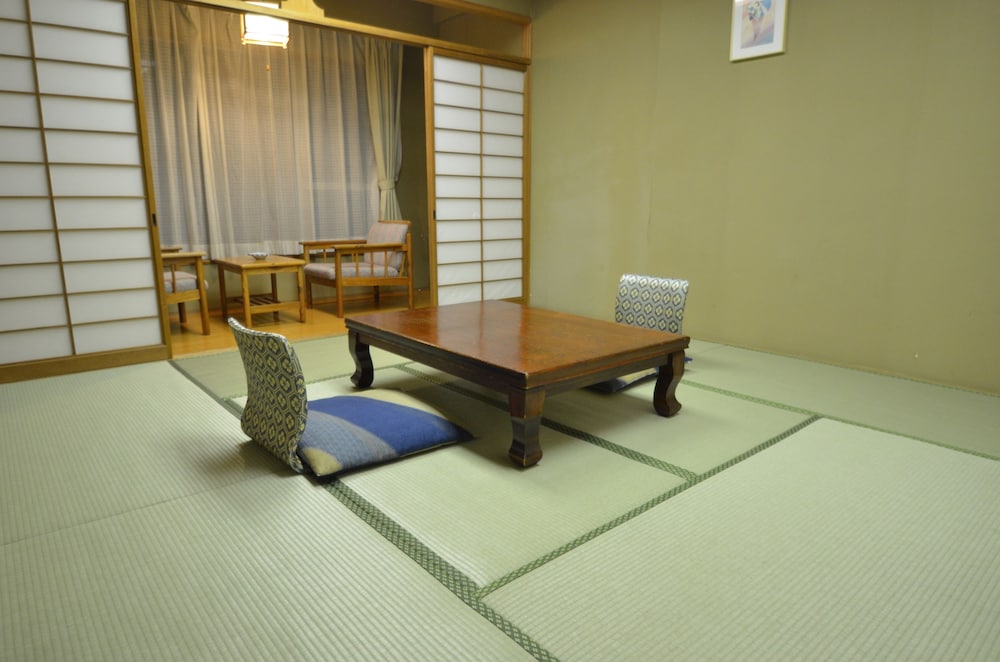 山側 和室 8畳 客室2 | 新樺川観光ホテル