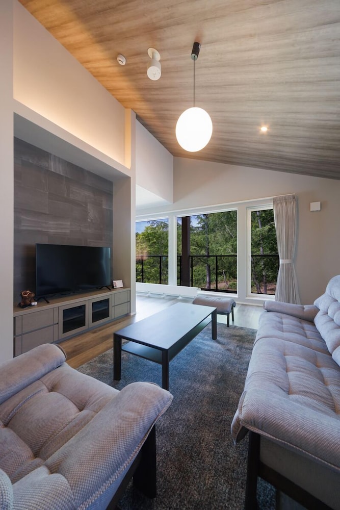 ラグジュアリー ヴィラ リビング エリア1 | LOVES ONLY YOU【Ezo Fuji Foothills】