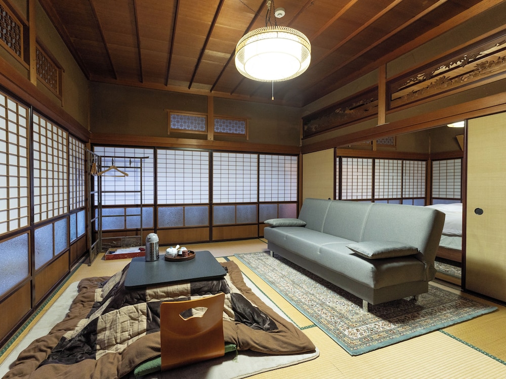 デラックス 4 人部屋 客室7 | 朝日館