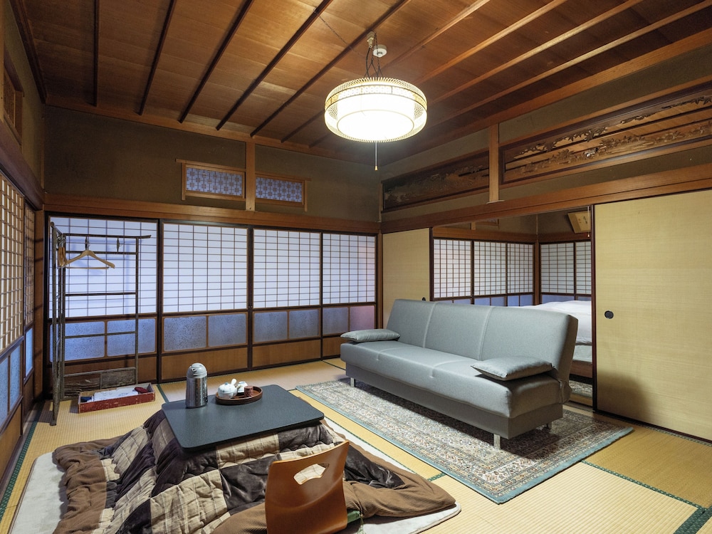 デラックス 4 人部屋 客室16 | 朝日館