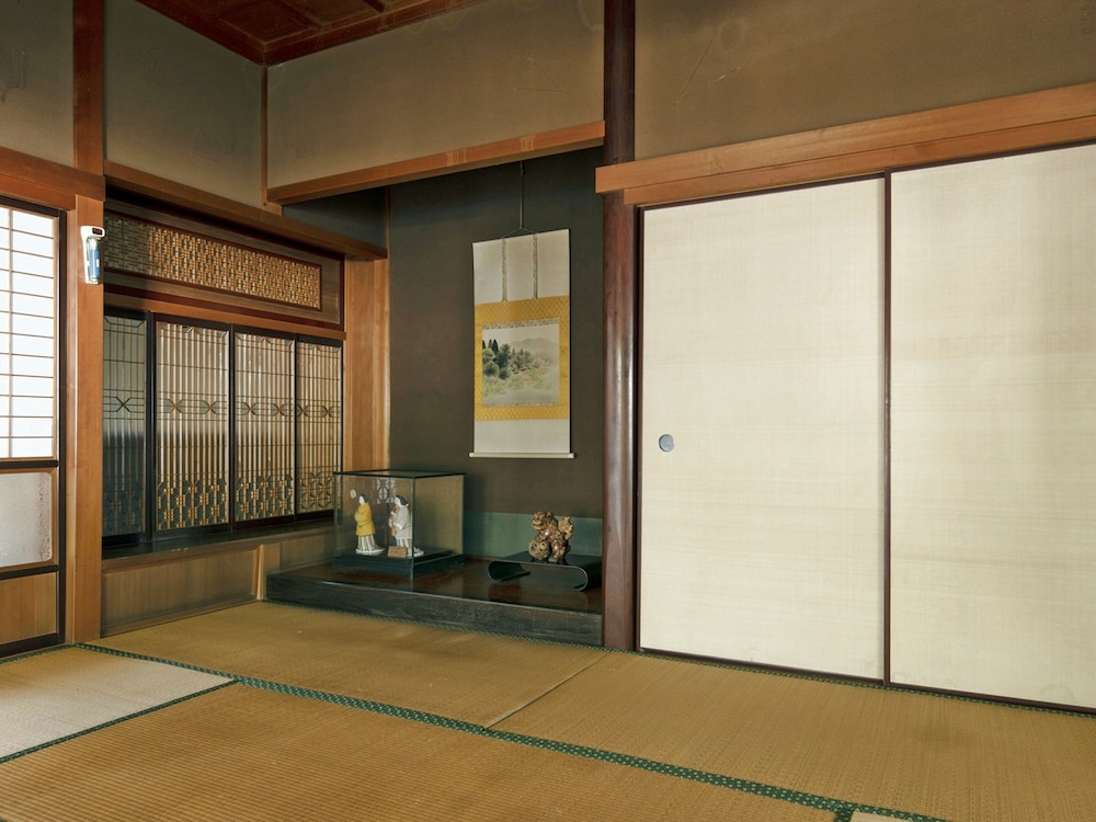 デラックス 4 人部屋 客室3 | 朝日館