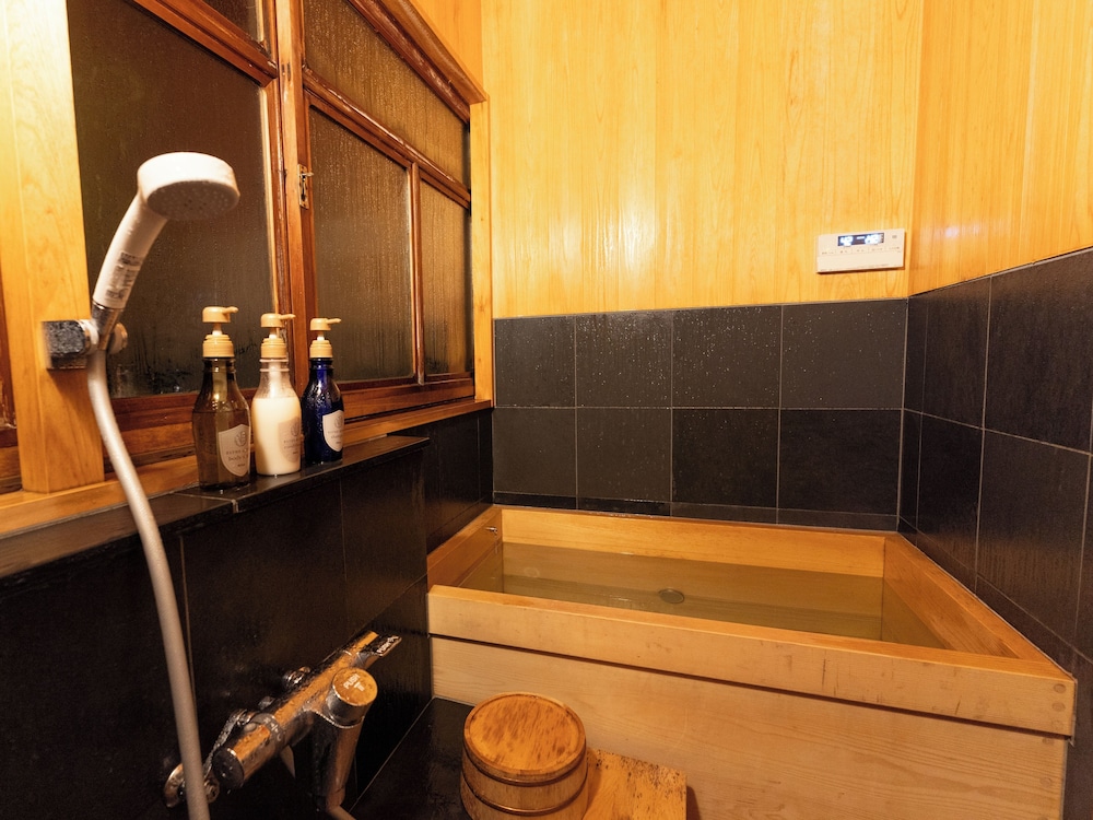 デラックス 4 人部屋 バスルーム2 | 朝日館