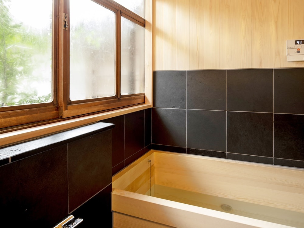 デラックス 4 人部屋 バスルーム0 | 朝日館