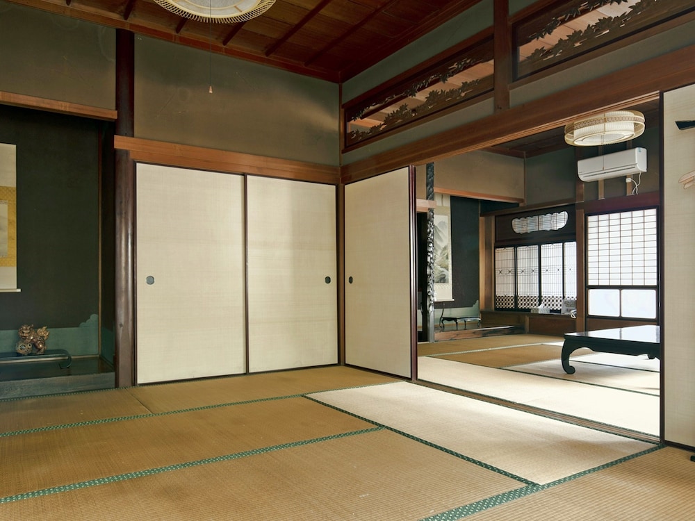 デラックス 4 人部屋 客室2 | 朝日館