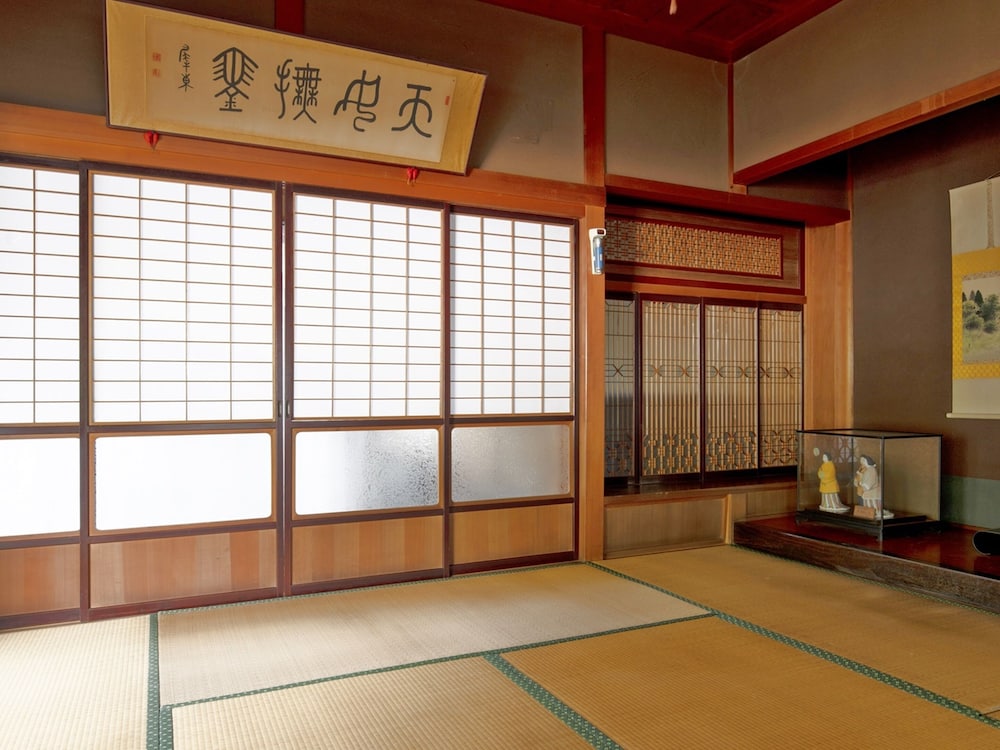 デラックス 4 人部屋 客室1 | 朝日館