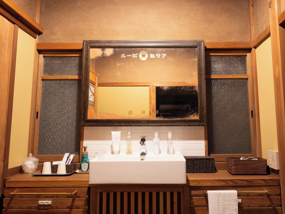 デラックス 4 人部屋 客室8 | 朝日館