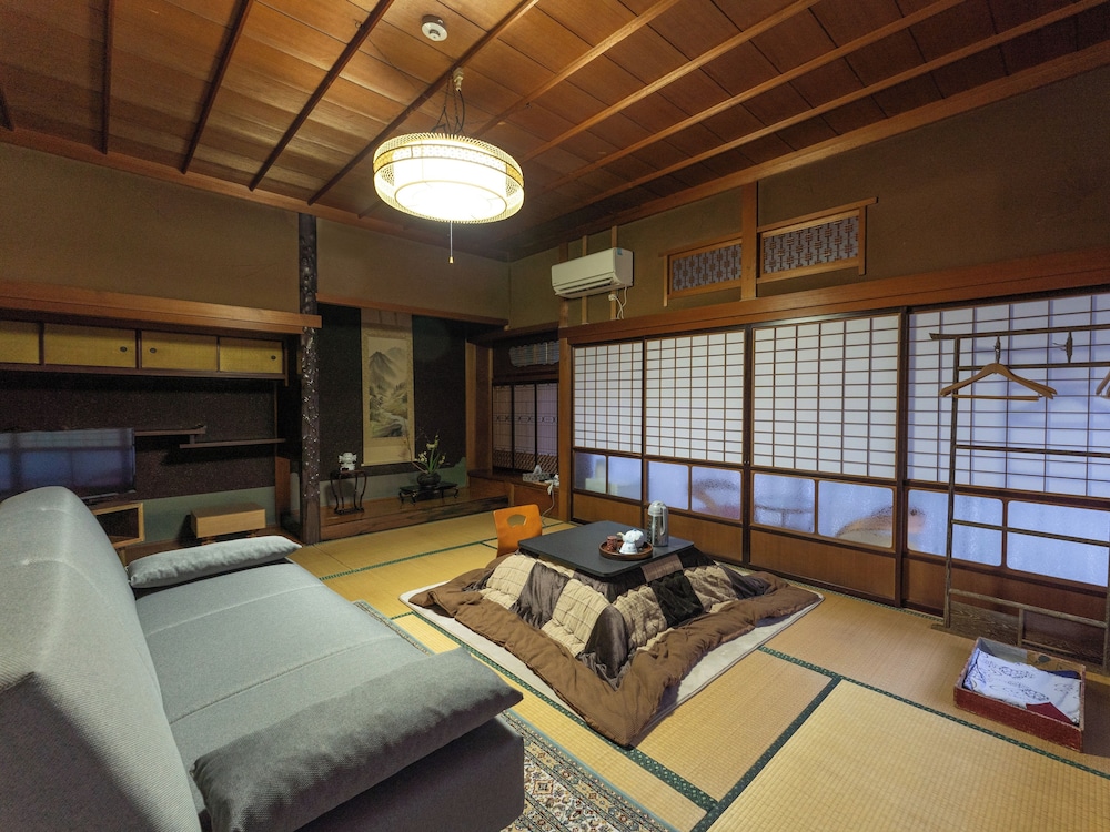 デラックス 4 人部屋 客室15 | 朝日館