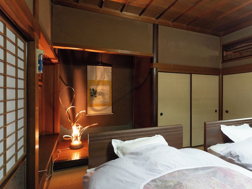 デラックス 4 人部屋 客室14 | 朝日館