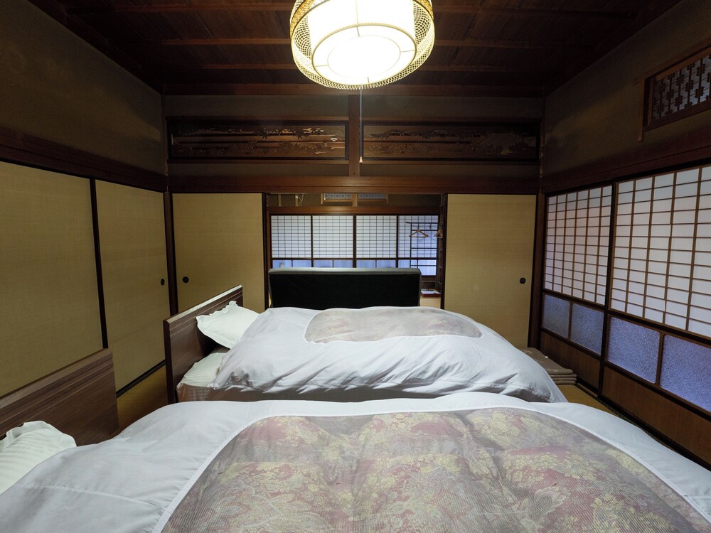 デラックス 4 人部屋 客室9 | 朝日館