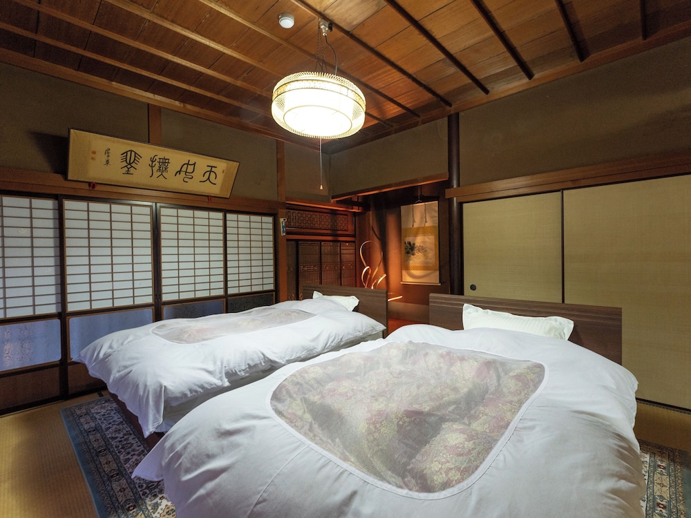 デラックス 4 人部屋 客室12 | 朝日館