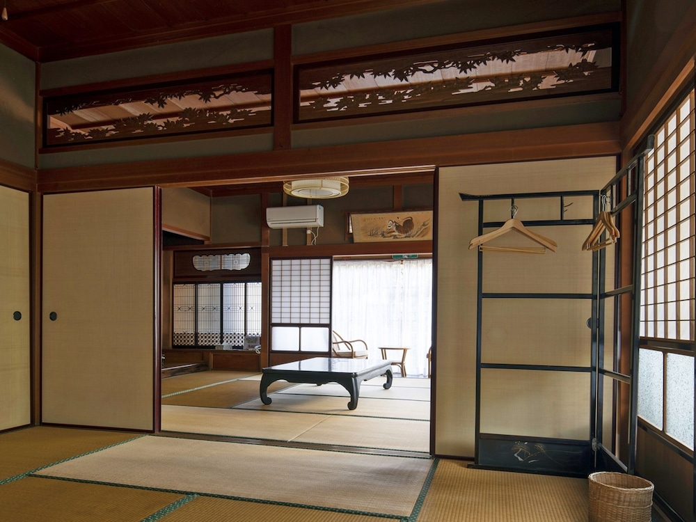 デラックス 4 人部屋 客室6 | 朝日館