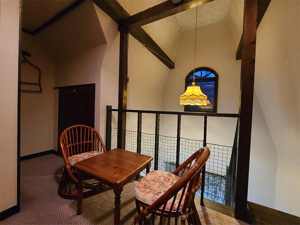 デラックス ツインルーム リビング エリア0 | ペンションアルマ