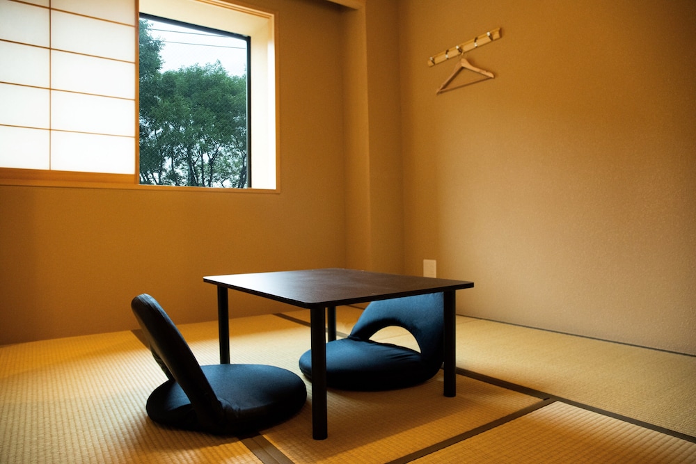 エリート スタジオスイート | 初音