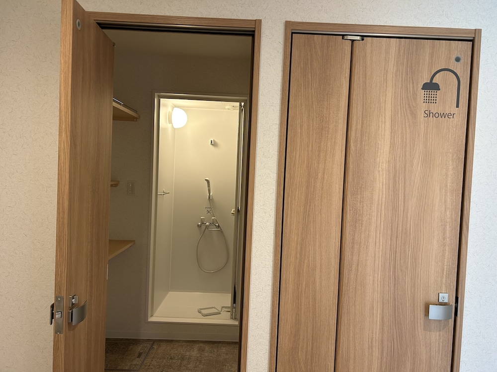 エコノミー トリプルルーム 男女共用ドミトリー 禁煙 バスルーム4 | The Toya