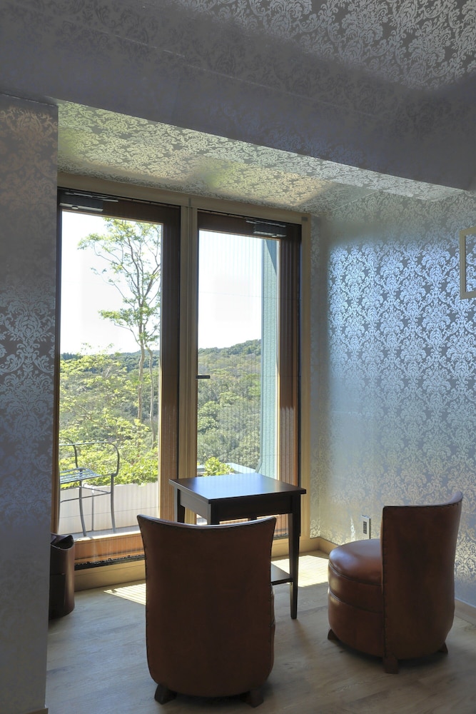 ベーシック ツインルーム 禁煙 マウンテンビュー リビング エリア0 | オーベルジュ フレンチの森