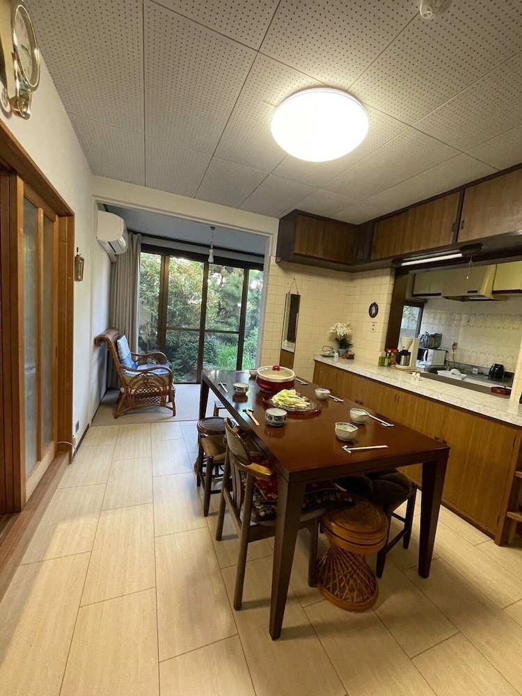 まるい 客室内のダイニングエリア2 | 丸亀の宿 澤食さわい