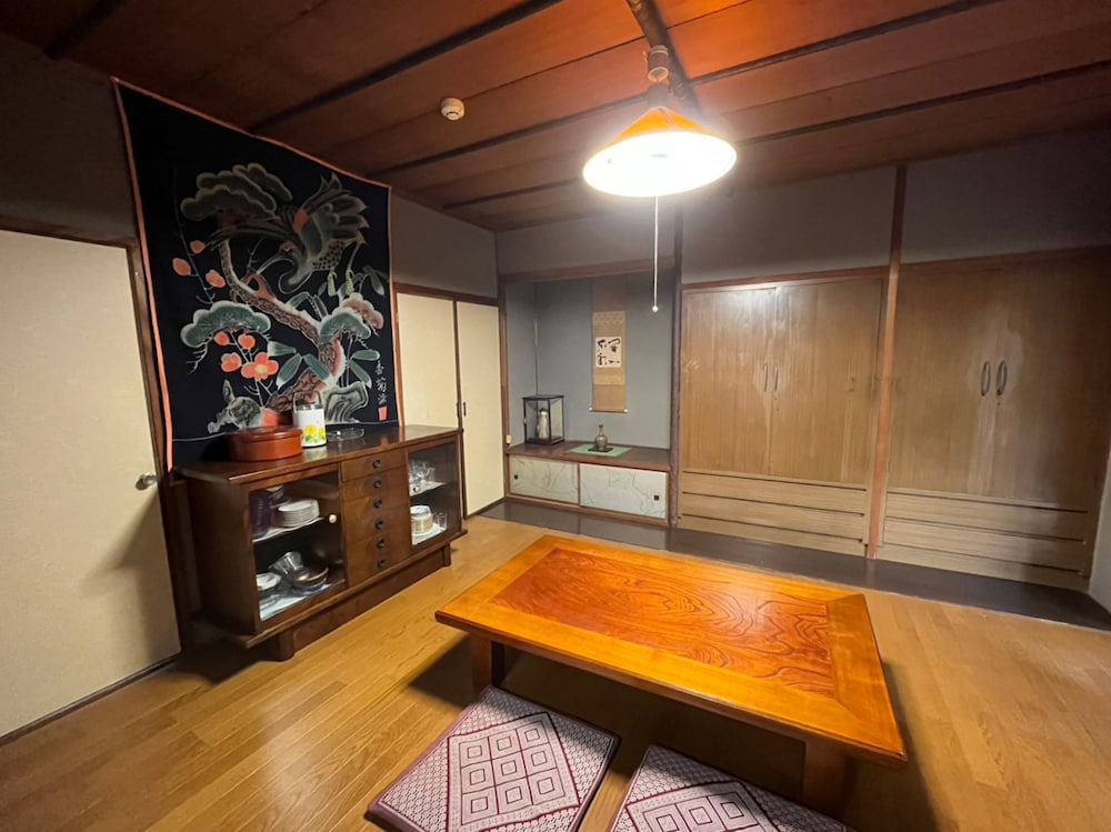 まるい リビング エリア1 | 丸亀の宿 澤食さわい