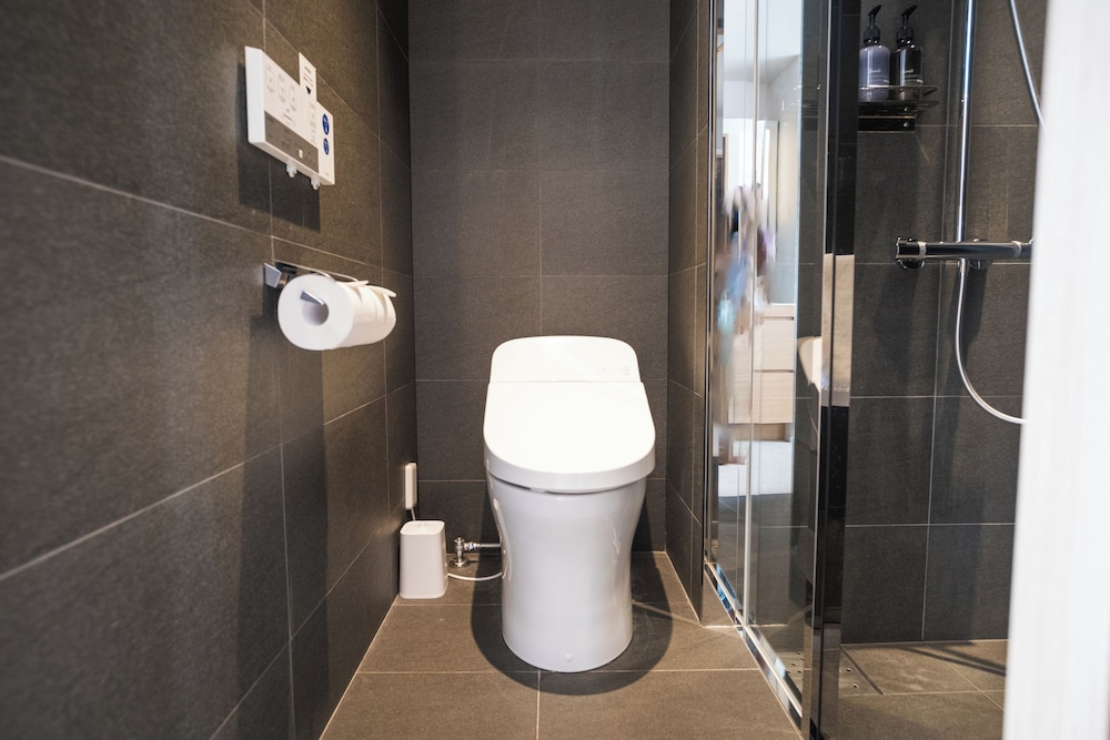 ベーシック スタジオ ベッド (複数台) 禁煙 (Studio 25) バスルーム1 | KABIN Minamiza