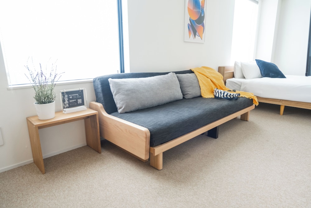 デザイン スタジオ ベッド (複数台) 禁煙 (Studio 30) リビング エリア1 | KABIN Gion (旧 Kabin Minamiza)