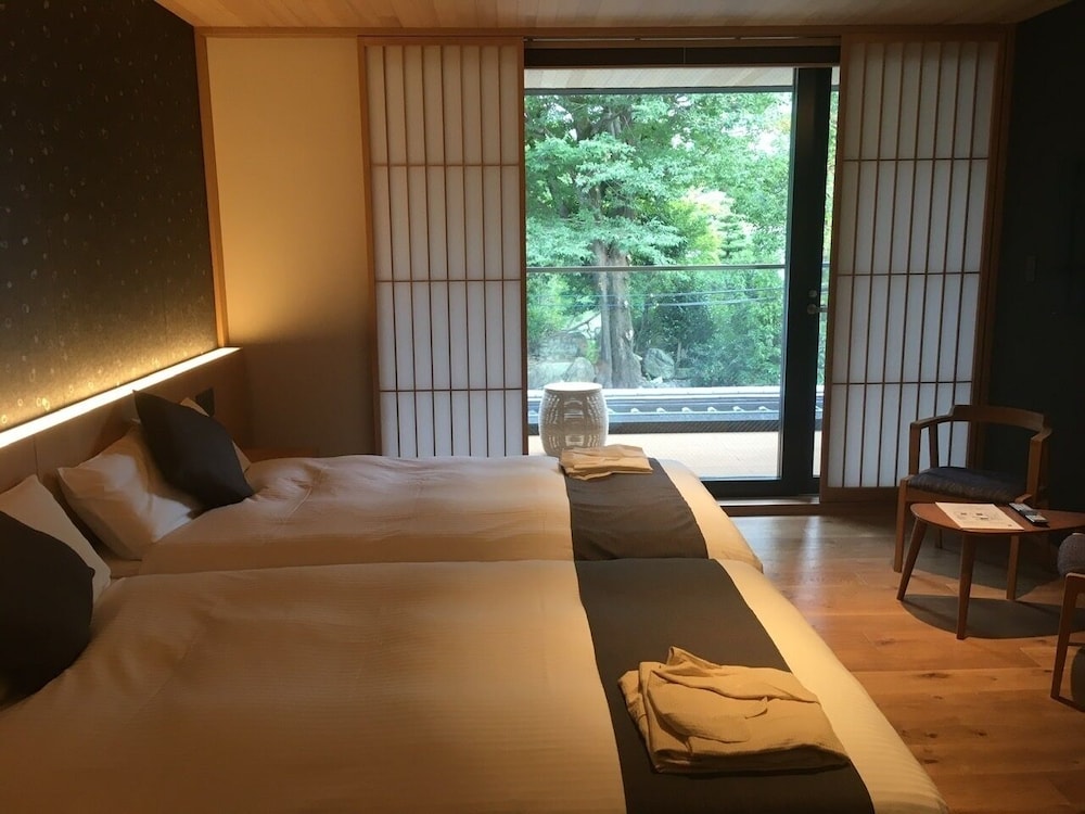 バルコニー付ツインルーム 2ベッドルーム 禁煙 | 枳殻邸別館