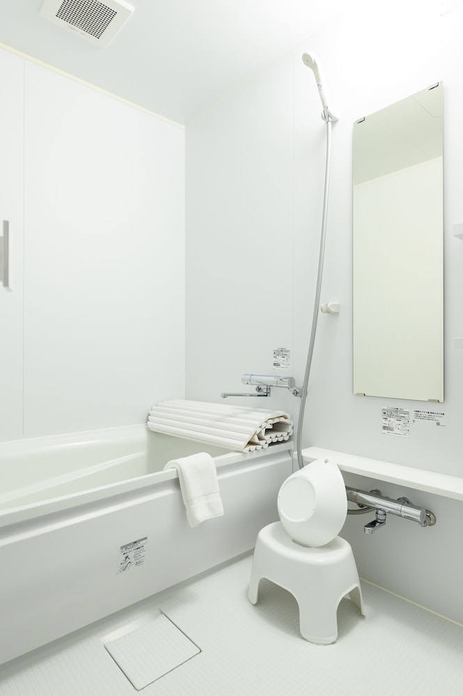 スタンダード 4 人部屋 バスルーム2 | Ueno Woo Hotel