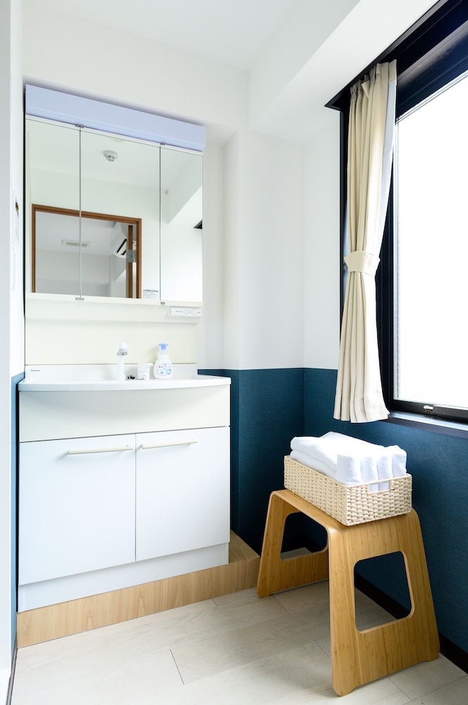 スタンダード 4 人部屋 バスルーム1 | Ueno Woo Hotel