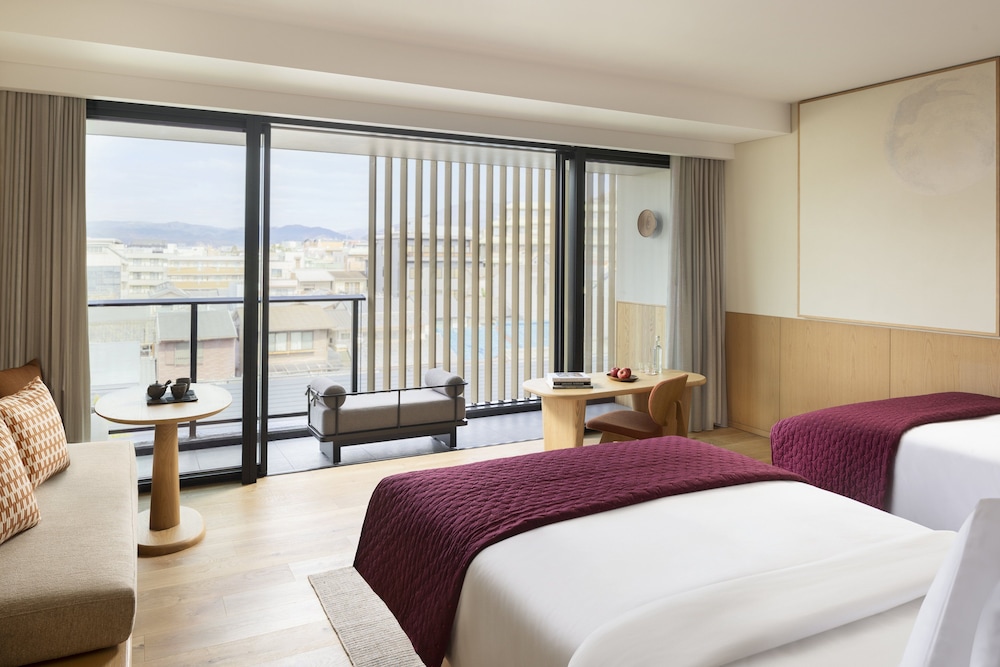 デラックス ルーム ダブルベッド 2 台 | シックスセンシズ京都