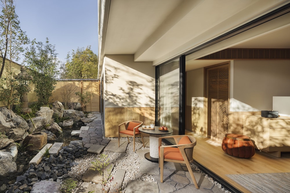 プレミア スイート キングベッド 1 台 ガーデンビュー 客室1 | シックスセンシズ京都