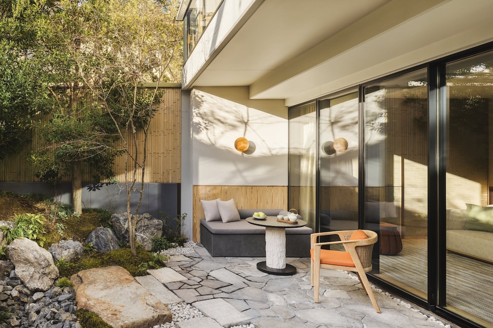 プレミア スイート ダブルベッド 2 台 ガーデンビュー 客室1 | シックスセンシズ京都