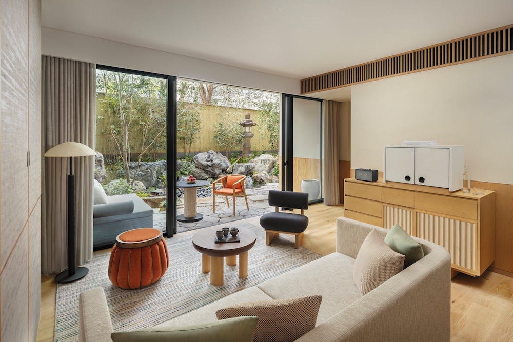 プレミア スイート キングベッド 1 台 ガーデンビュー | シックスセンシズ京都