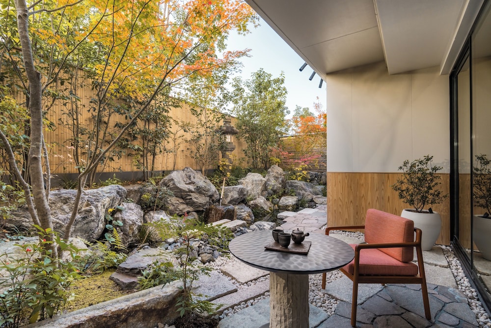 プレミア スイート キングベッド 1 台 ガーデンビュー 客室4 | シックスセンシズ京都