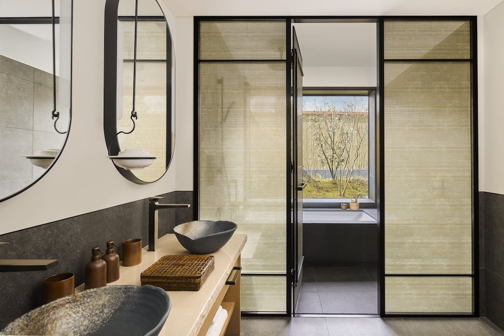 プレミア スイート ダブルベッド 2 台 ガーデンビュー バスルーム0 | シックスセンシズ京都