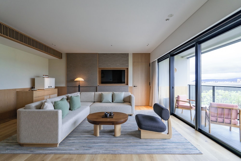 デラックス スイート ガーデンビュー リビング エリア0 | シックスセンシズ京都