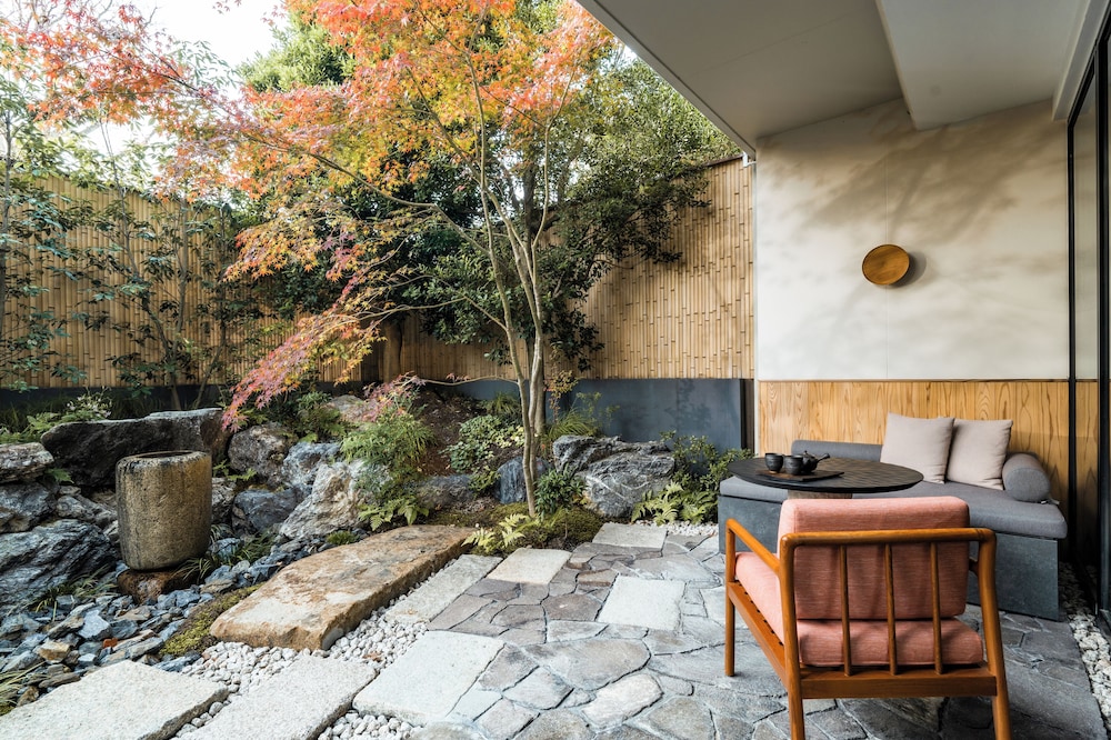 プレミア スイート ダブルベッド 2 台 ガーデンビュー テラス / パティオ1 | シックスセンシズ京都